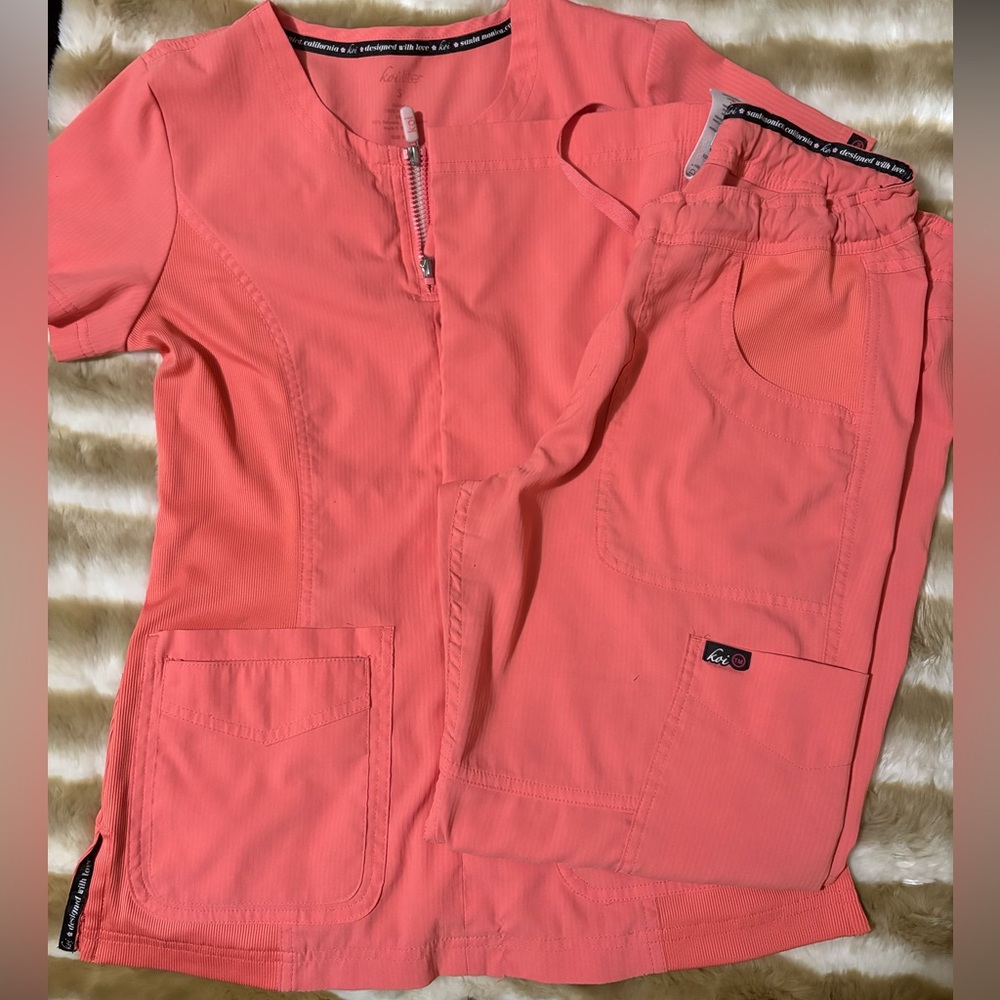 Koi Lite Peach/Coral Scrub Set